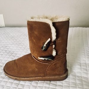 Bearpaw fur winter boots.